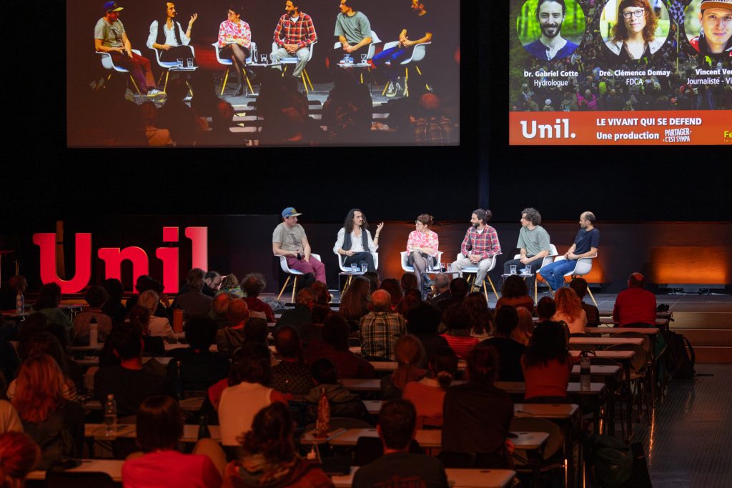 Projection du film le vivant qui se défend. Table ronde
