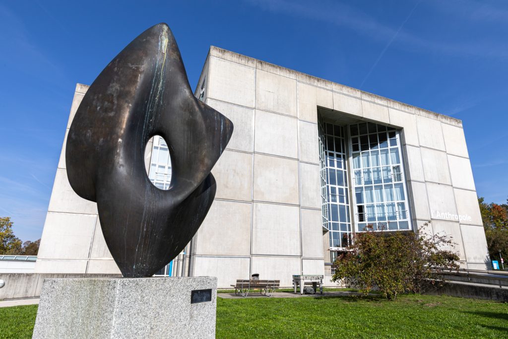 Sculpture devant l'Anthropole