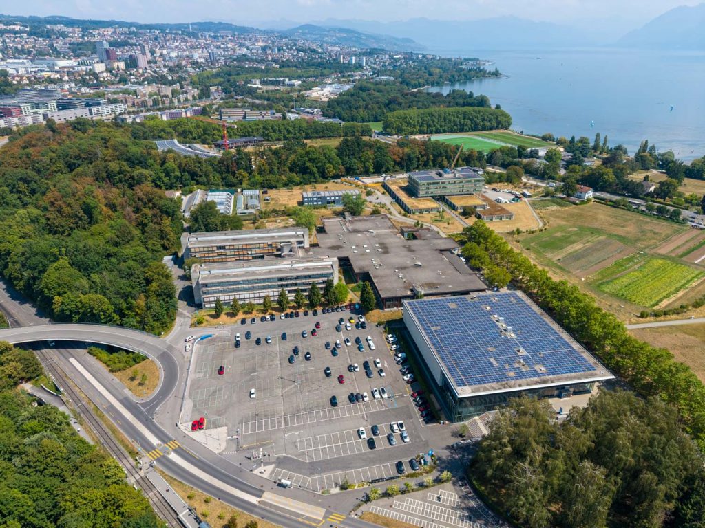 Vue aérienne - Campus et lac